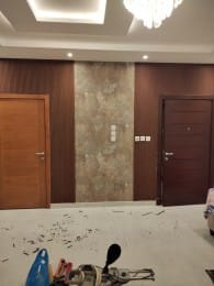 تشطيبات داخلية بزوايا وإضاءة معمارية