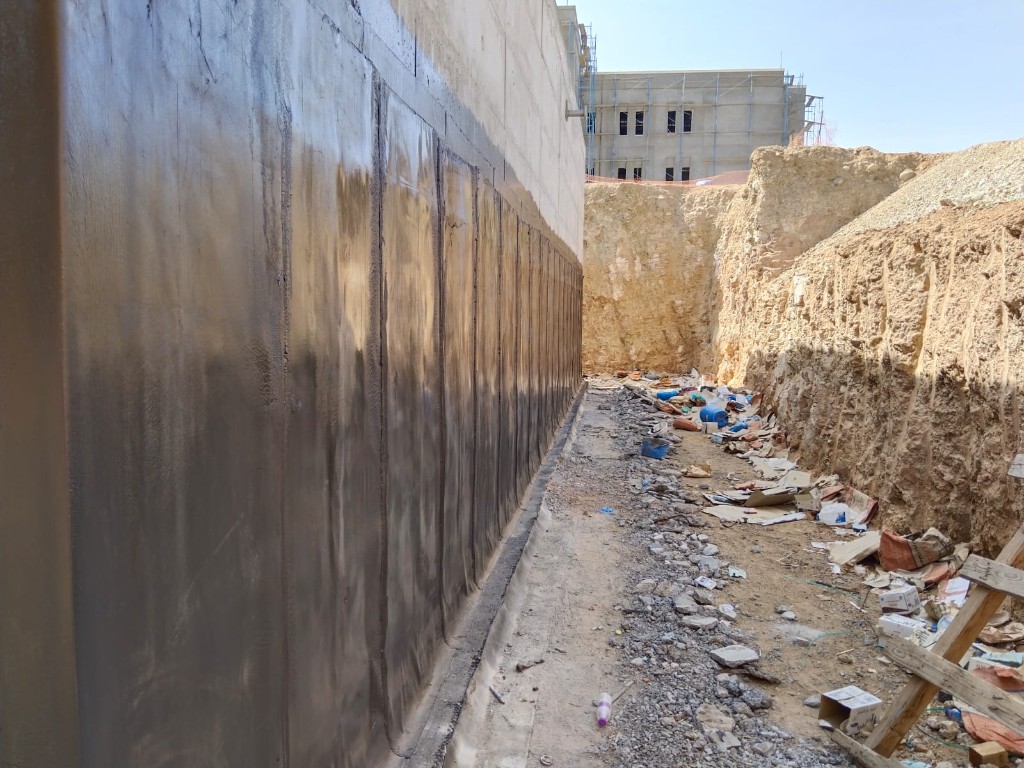 تنفيذ طبقة عزل خارجي على جدران خزان