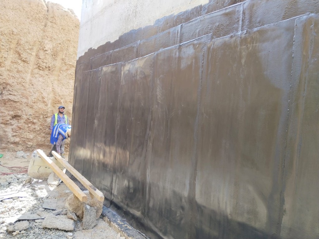 متابعة تنفيذ العزل الحراري الخارجي على امتداد الجدار